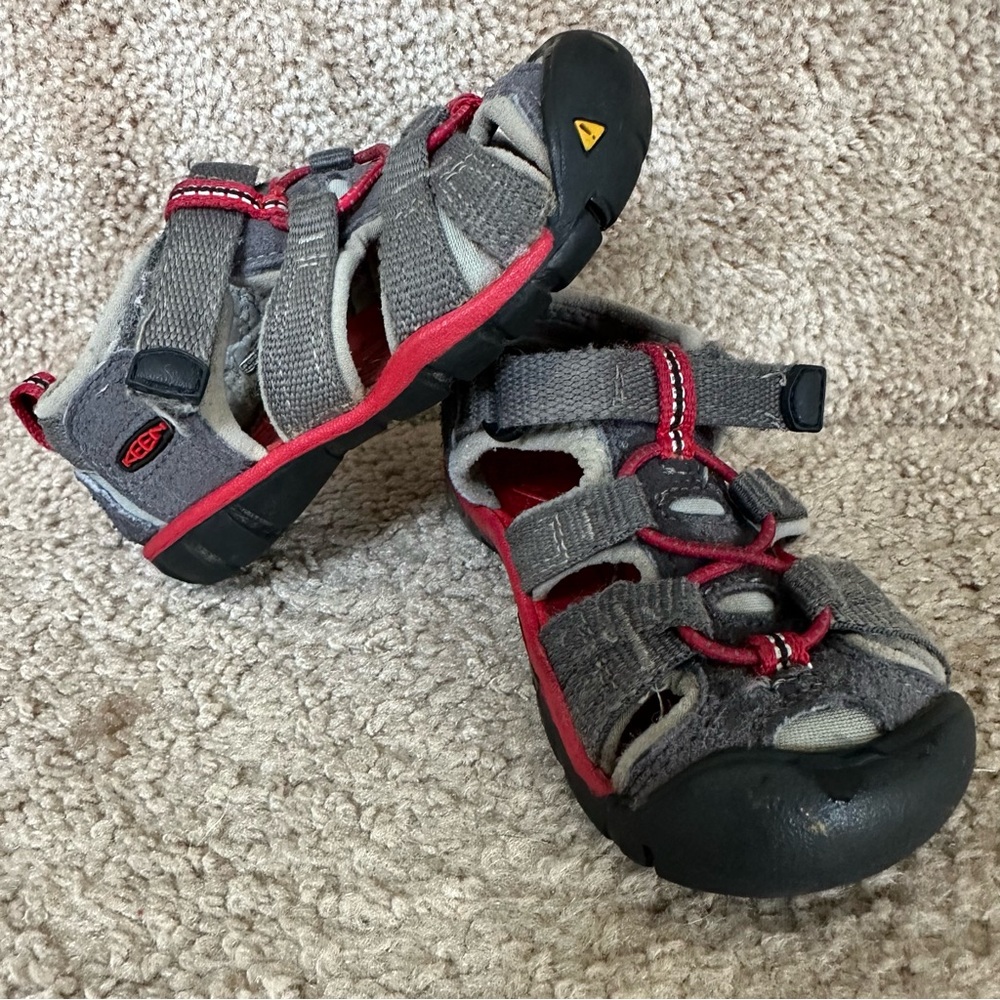 Grey/red Keens